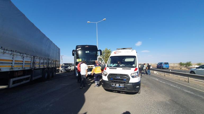 Diyarbakırda kamyon, çekici ve yolcu otobüsünün karıştığı kaza: 6 yaralı