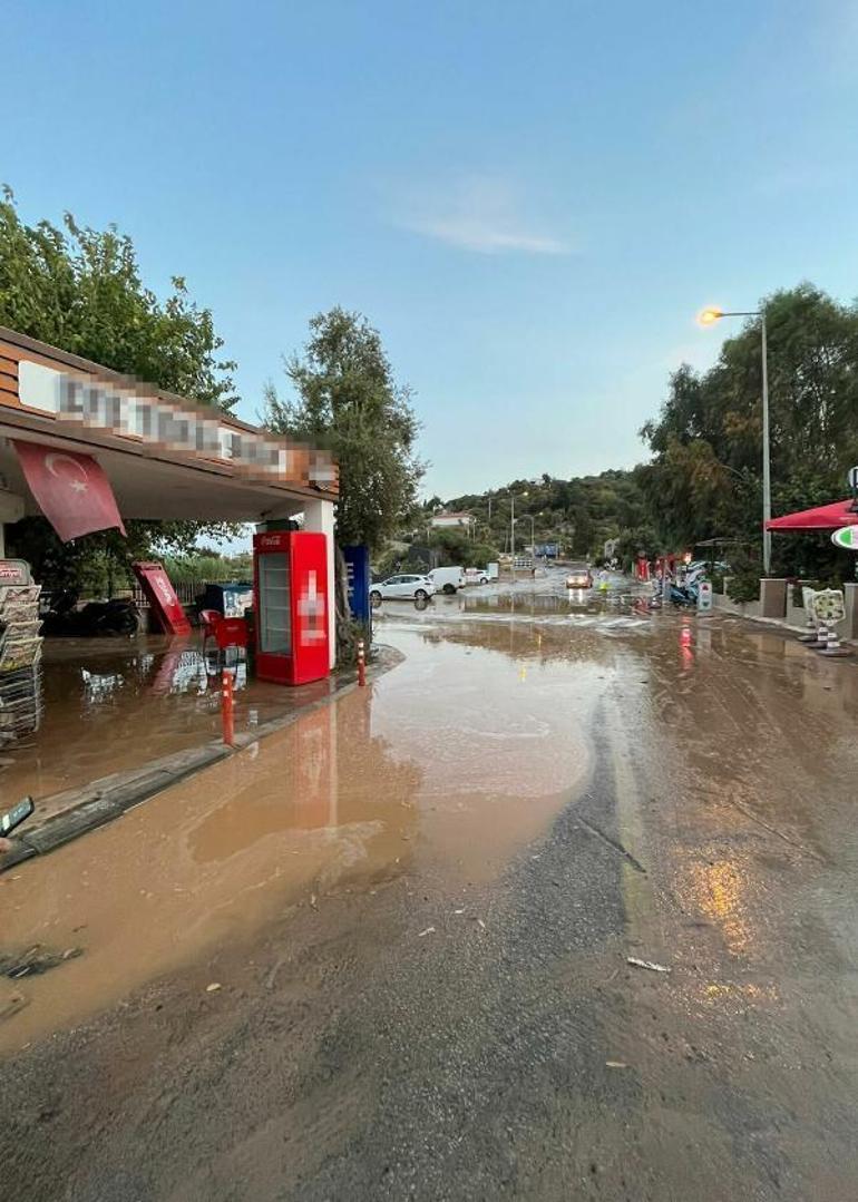 Bodrumda su isale hattı patladı; yol çöktü, cadde suyla doldu