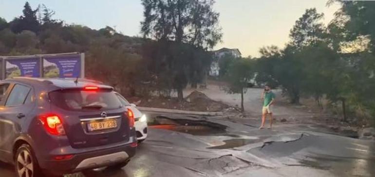 Bodrumda su isale hattı patladı; yol çöktü, cadde suyla doldu