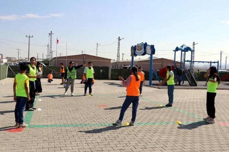 Deprem bölgesinde ilk ders zili çaldı