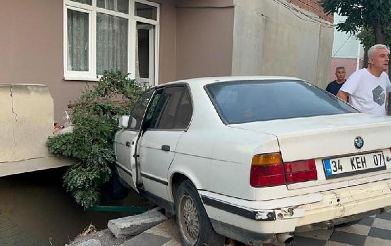 Arıza yapan otomobilini yokuş aşağıya çalıştırmak isterken 2 araca, direklere ve eve çarptı