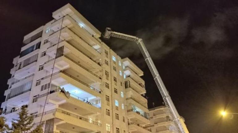 Diyarbakır’da çatı yangını: 4 itfaiyeci dumandan etikendi