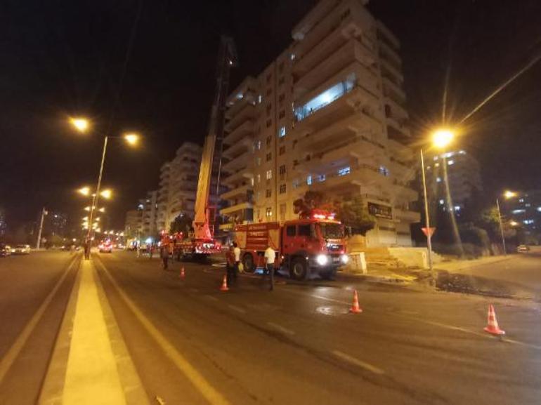 Diyarbakır’da çatı yangını: 4 itfaiyeci dumandan etikendi
