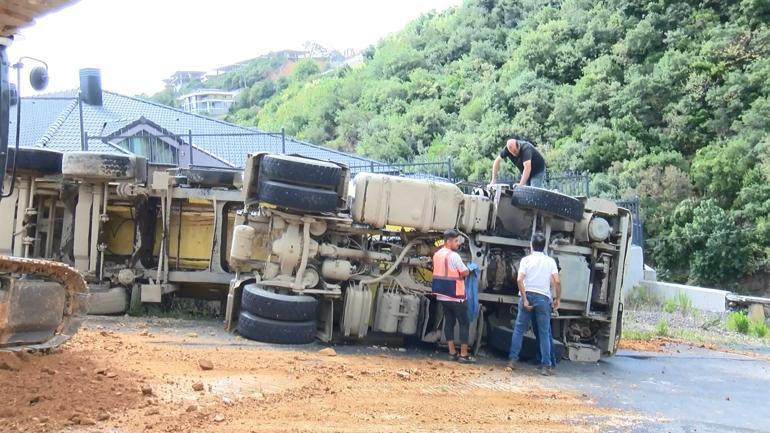 Sarıyer’de hafriyat kamyonu rampada damper kaldırınca devrildi