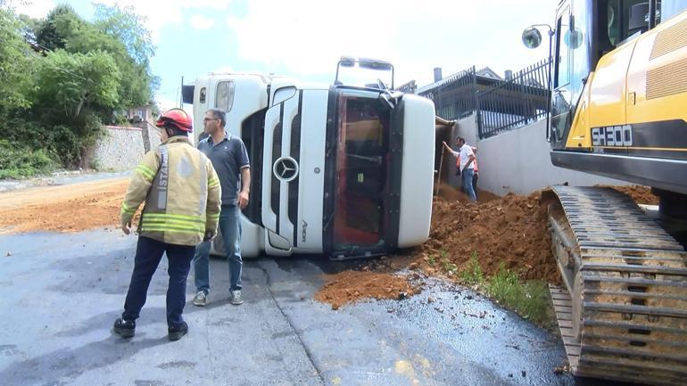 Sarıyer’de hafriyat kamyonu rampada damper kaldırınca devrildi