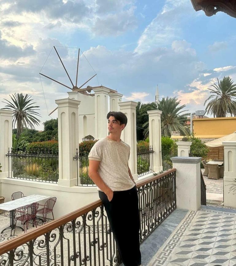 Tatil yaptığı Simi Adası’nda denizde kalp krizi geçiren 19 yaşındaki Demir, öldü