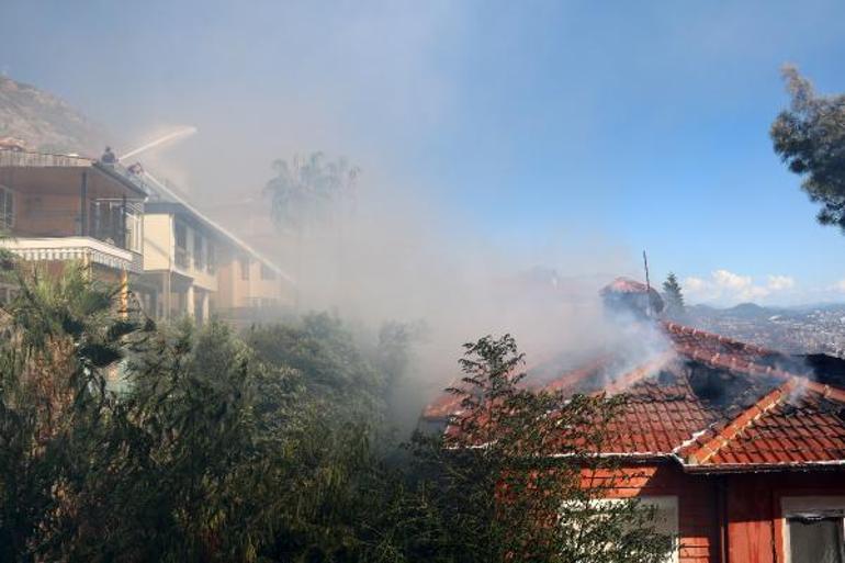 Boş arazide çıkan yangın villaya sıçradı