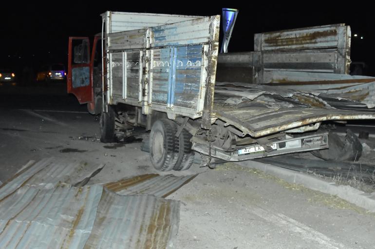 Kamyon, yolcu indiren kamyonete çarptı: 2 ölü, 7 yaralı