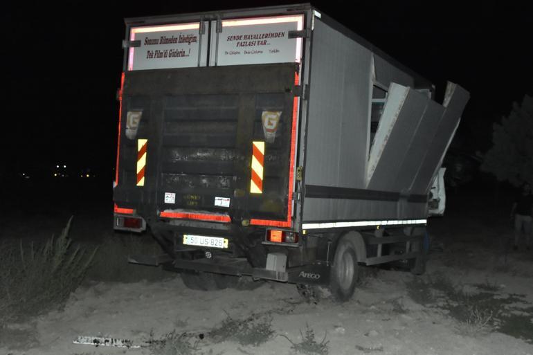 Kamyon, yolcu indiren kamyonete çarptı: 2 ölü, 7 yaralı