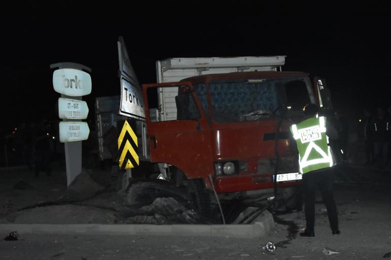 Kamyon, yolcu indiren kamyonete çarptı: 2 ölü, 7 yaralı