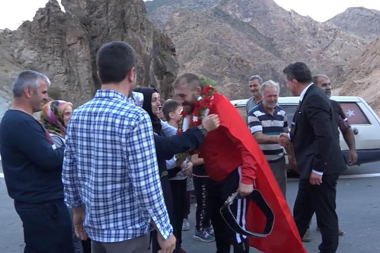 İşitme engelli şampiyon güreşçiye konvoylu karşılama