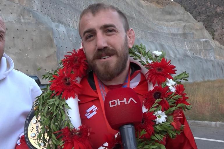 İşitme engelli şampiyon güreşçiye konvoylu karşılama