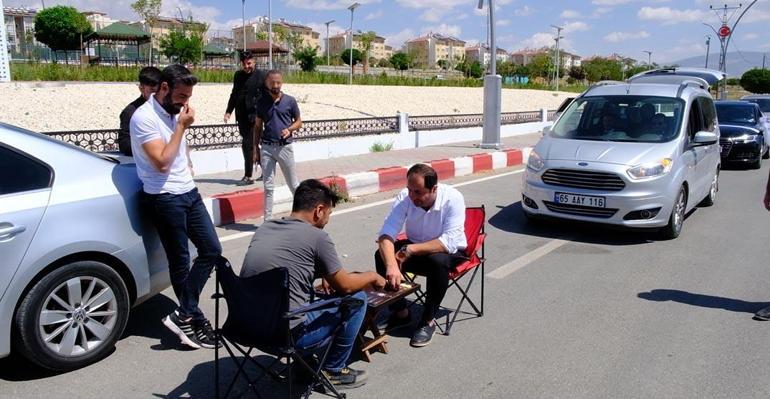 Düğün konvoyunun önünü keserek damatla tavla oynayıp, bahşiş aldılar