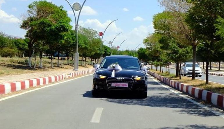 Düğün konvoyunun önünü keserek damatla tavla oynayıp, bahşiş aldılar