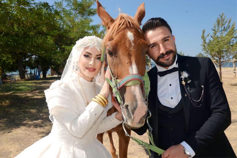 Düğün konvoyunun önünü keserek damatla tavla oynayıp, bahşiş aldılar