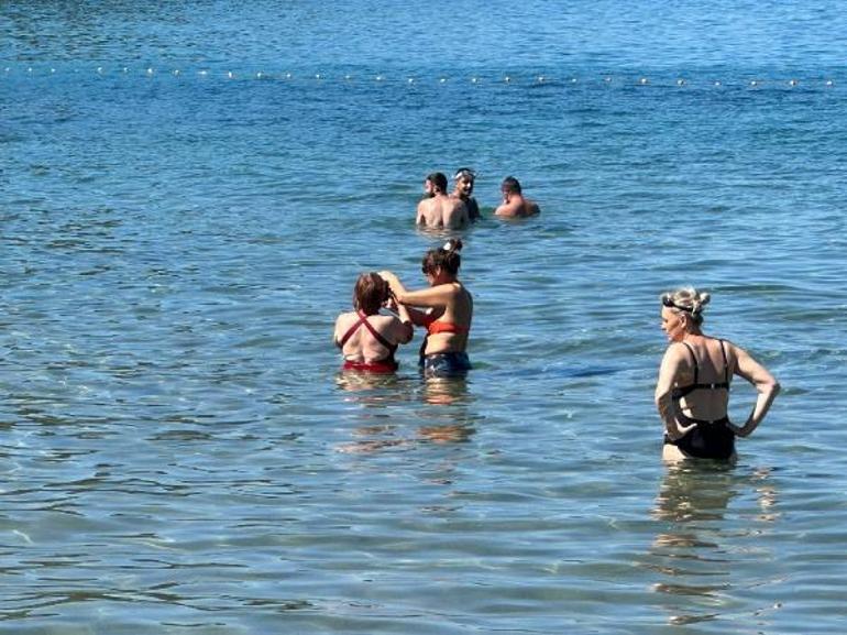 Amasrada kruvaziyerden inen Rus turistler denize girdi