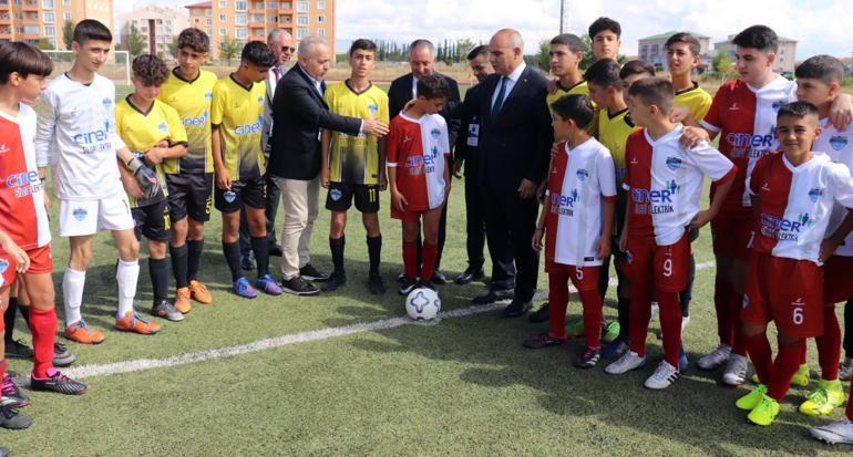 Depremzede çocukların katıldığı UYAFA Ağrı Dağı Cup Futbol Turnuvası başladı