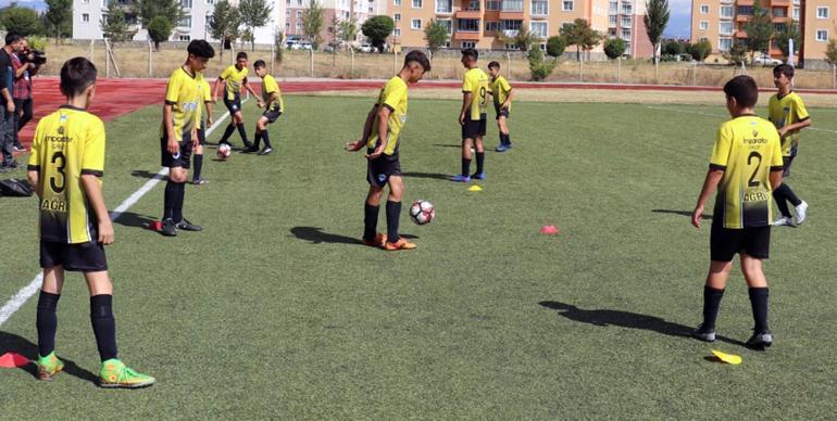 Depremzede çocukların katıldığı UYAFA Ağrı Dağı Cup Futbol Turnuvası başladı