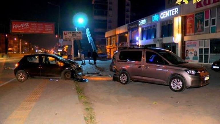 Otomobil aydınlatma direği ile 2 araca çarptı; direk yoldan geçen otomobilin üzerine devrildi