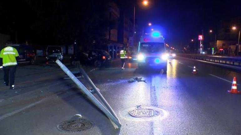 Otomobil aydınlatma direği ile 2 araca çarptı; direk yoldan geçen otomobilin üzerine devrildi