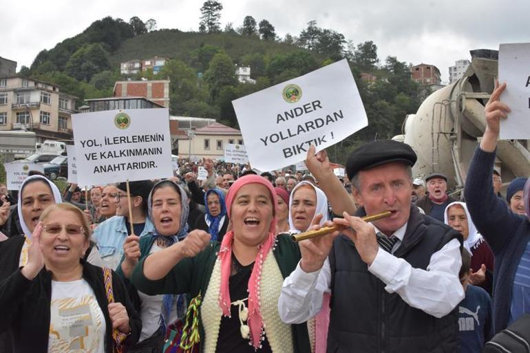 Mahalleliden Yolumuz yapılsın eylemi