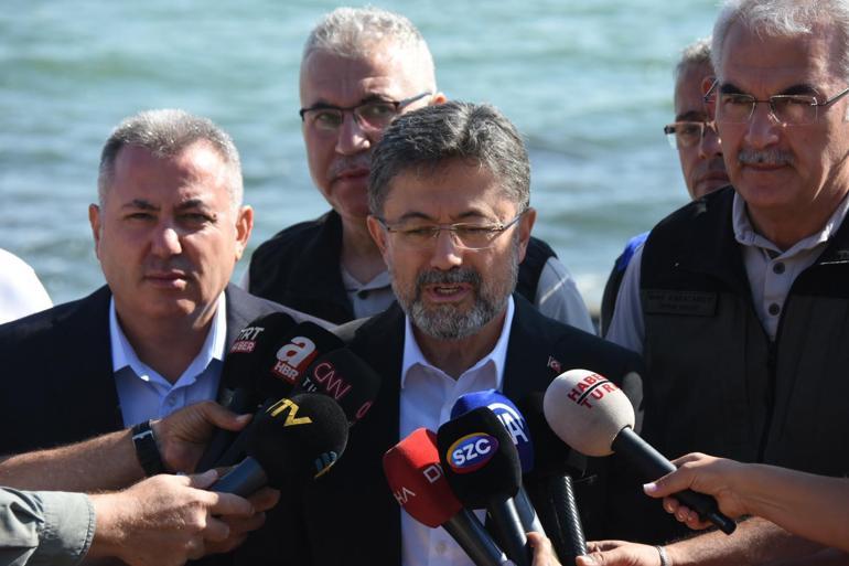 İzmirdeki orman yangını 20 saatte kontrol altına alındı; baraja düşen helikopterdeki 3 mürettebat aranıyor