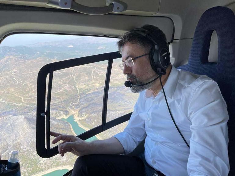 İzmirdeki orman yangını 20 saatte kontrol altına alındı; baraja düşen helikopterdeki 3 mürettebat aranıyor