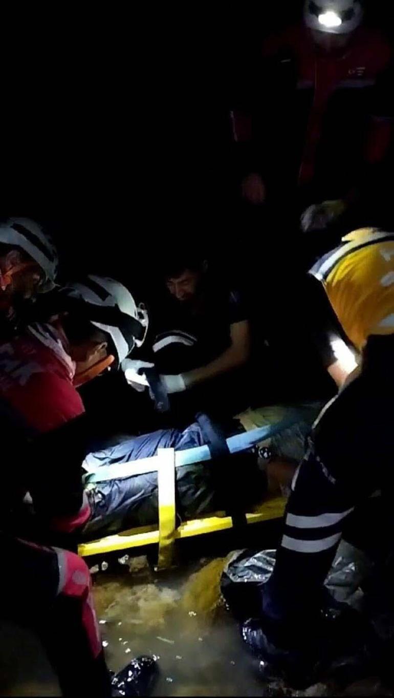 İzmirdeki orman yangını 20 saatte kontrol altına alındı; baraja düşen helikopterdeki 3 mürettebat aranıyor