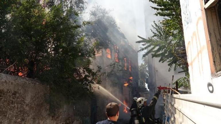 Antalyada tarihi 2 ev ile tek katlı müstakil ev yangında küle döndü