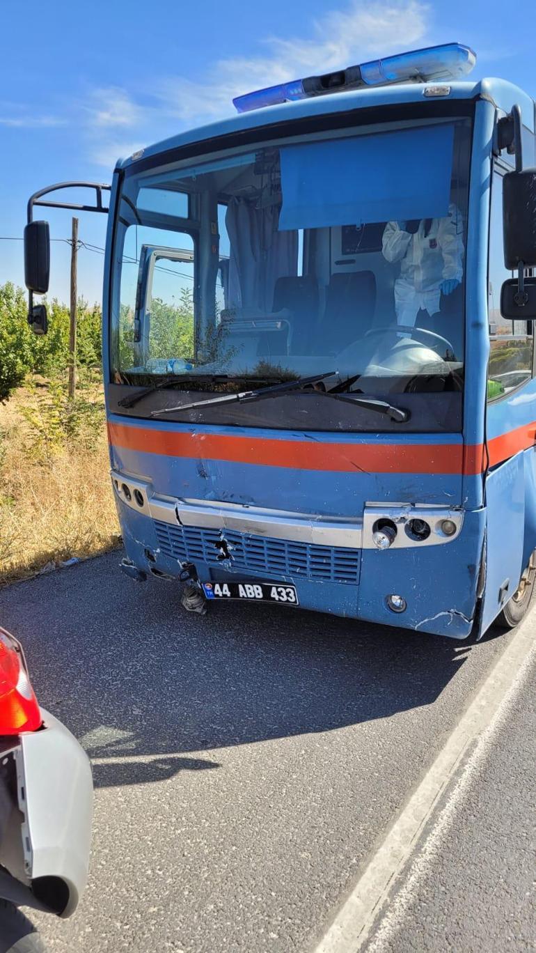 Cezaevi nakil aracıyla çarpışan otomobilin sürücüsü öldü, 4 yaralı