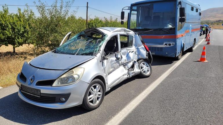 Cezaevi nakil aracıyla çarpışan otomobilin sürücüsü öldü, 4 yaralı