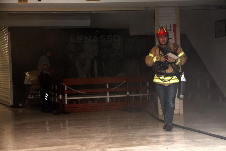 İstiklal Caddesinde 8 katlı iş merkezinde yangın