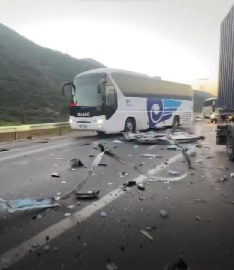 TIR, arıza nedeniyle emniyet şeridinde duran TIRa çarptı; 2 şoför öldü