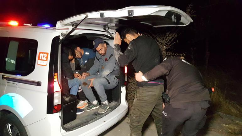 Dur ihtarına uyulmayan araçlardan biri cami bahçesine uçtu, diğerinde 9 göçmen yakalandı