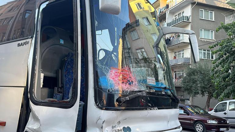 Kütahyada freni boşalan servis otobüsü 4 araca çarptı: 3 yaralı