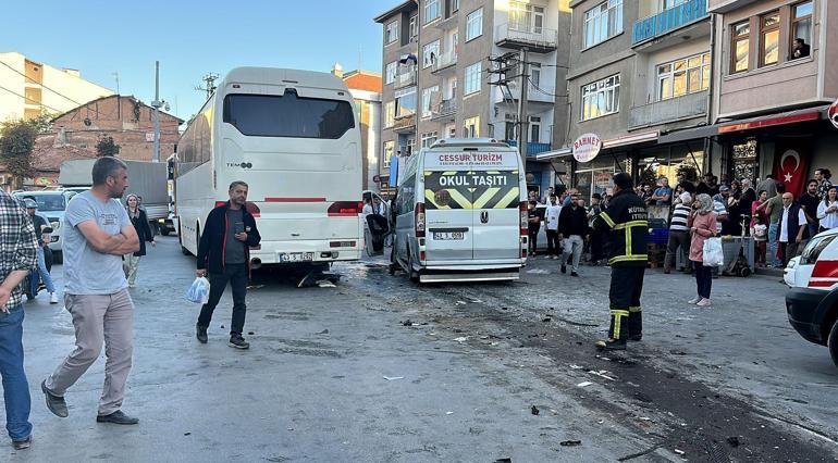 Kütahyada freni boşalan servis otobüsü 4 araca çarptı: 3 yaralı