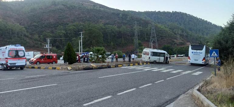 Marmariste servis minibüsü ile kamyonet çarpıştı; 1 ölü, 7 yaralı