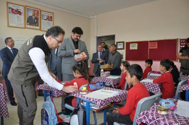 Buzağı ölümlerini engellemek için Karsta üreticilere ağız sütü dağıtıldı