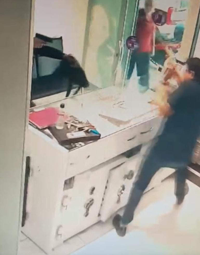 İzmirde silahlı ve maskeli kuyumcu soygunu kamerada; 1 yaralı