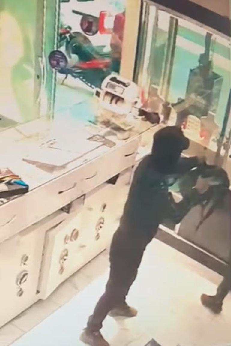 İzmirde silahlı ve maskeli kuyumcu soygunu kamerada; 1 yaralı