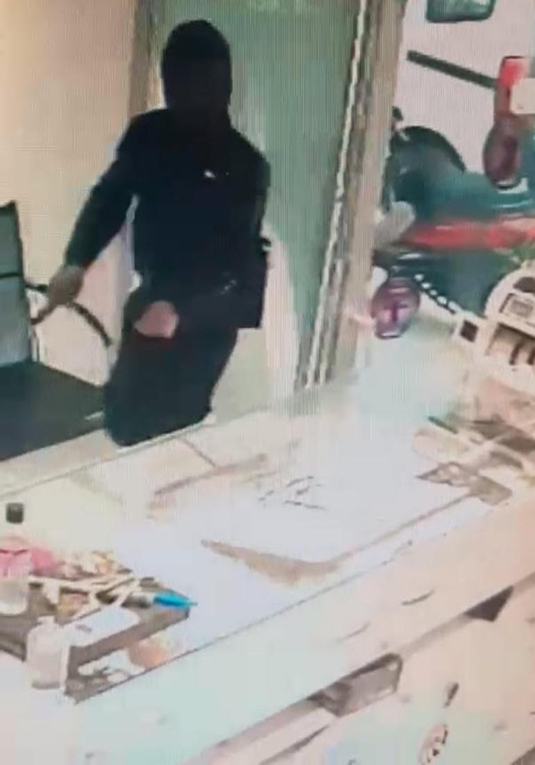 İzmirde silahlı ve maskeli kuyumcu soygunu kamerada; 1 yaralı