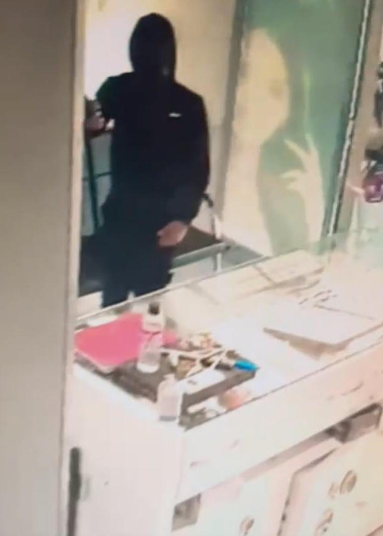 İzmirde silahlı ve maskeli kuyumcu soygunu kamerada; 1 yaralı