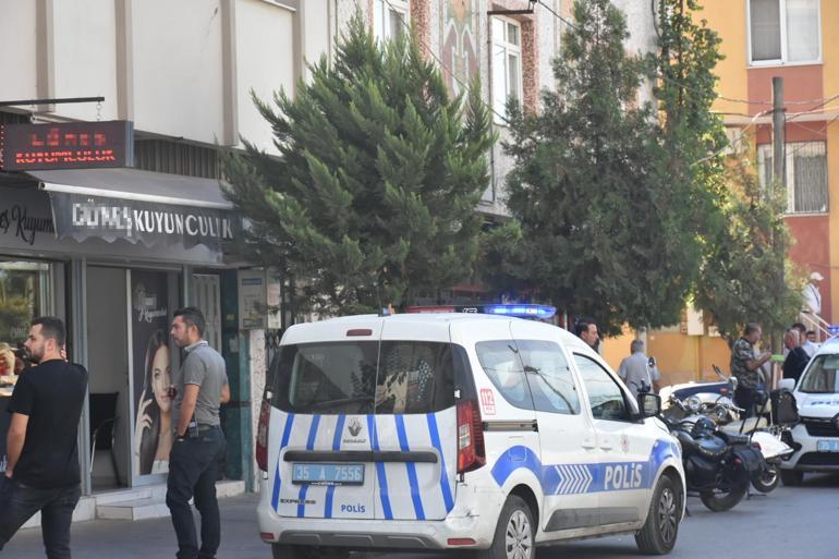 İzmirde silahlı ve maskeli kuyumcu soygunu kamerada; 1 yaralı