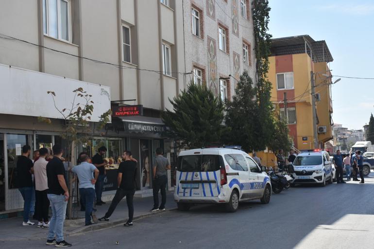 İzmirde silahlı ve maskeli kuyumcu soygunu kamerada; 1 yaralı