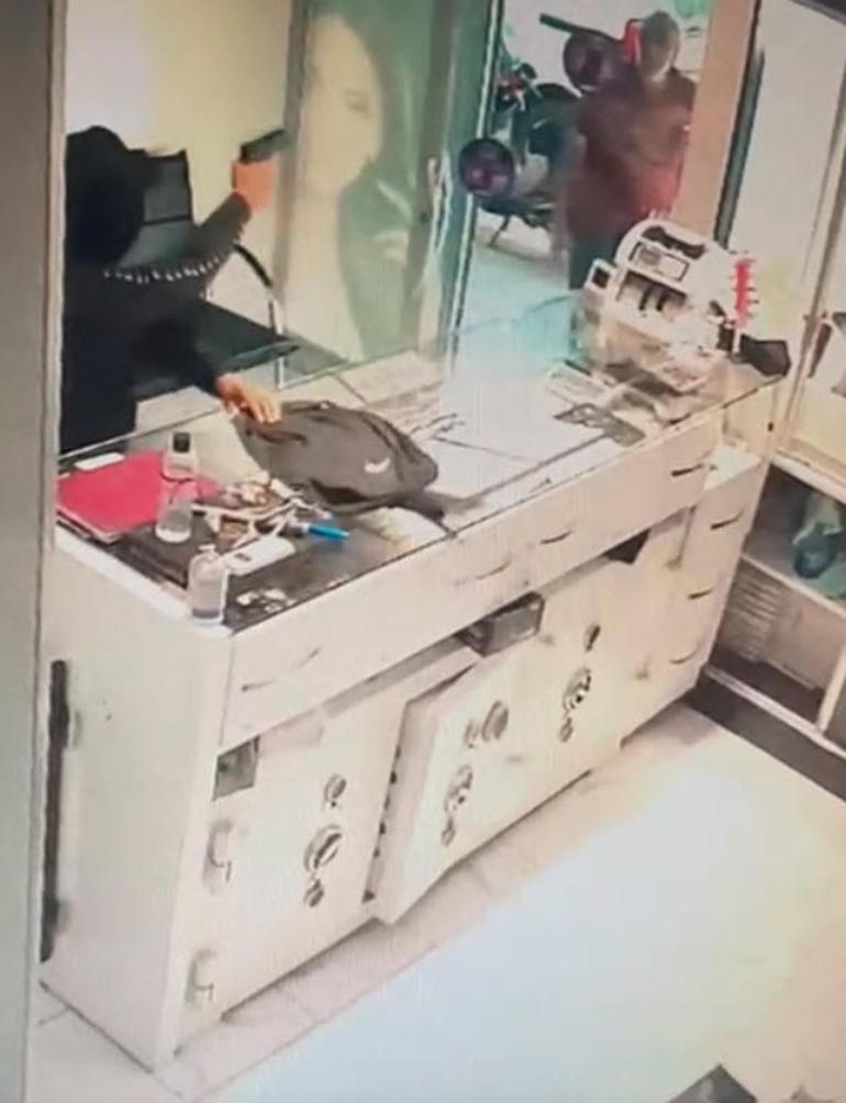 İzmirde silahlı ve maskeli kuyumcu soygunu kamerada; 1 yaralı