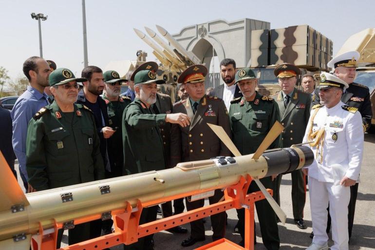 Rusya Savunma Bakanı Shoigu, Tahran’da İHA’ları inceledi