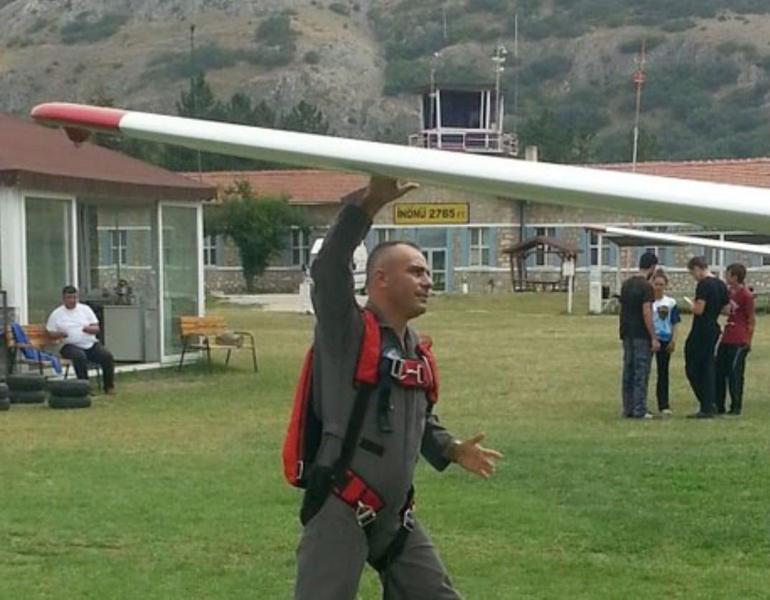 Yelkenkanatlar çarpıştı; 1 pilot öldü, 1 pilot yaralı