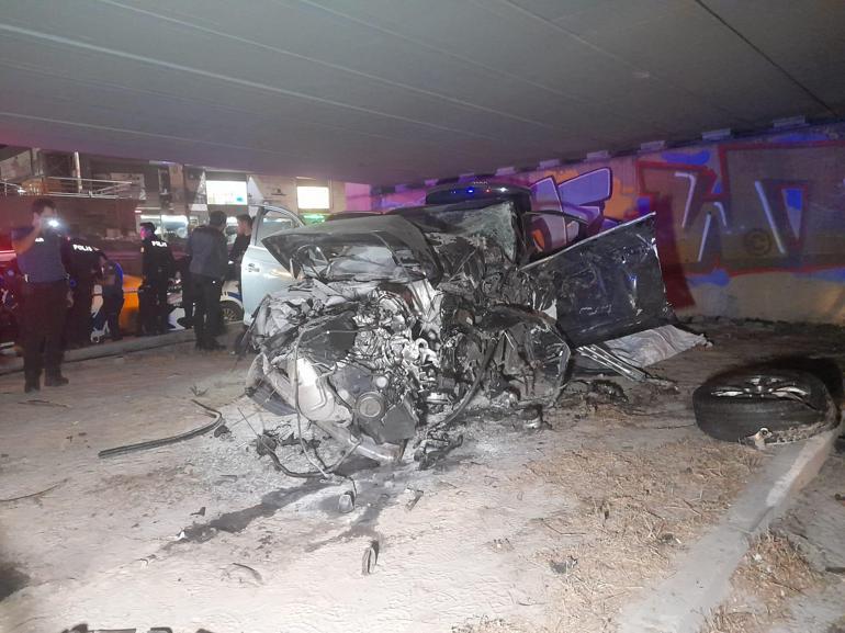 Bahçelievlerde otomobil köprünün beton bloğuna çarptı: 4 ölü