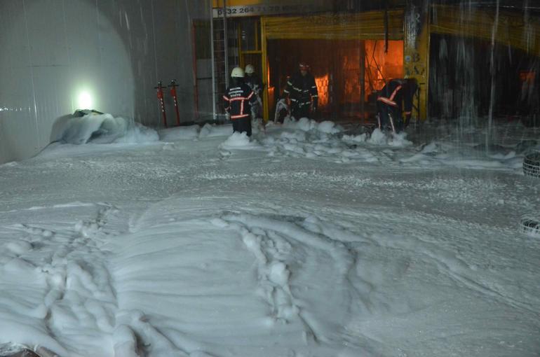 Fabrikada çıkan yangın, bir eve, oto lastik dükkanı ve camiye sıçradı