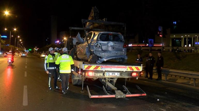 Kadıköy D-100de, kontrolden çıkan otomobil bariyerlere çarparak takla attı: 4 yaralı